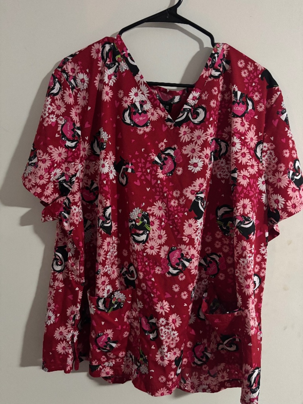 koi Basics Stink n' Cute Skunk Floral Women's 2-Pocket STRETCH V-Neck Scrub top